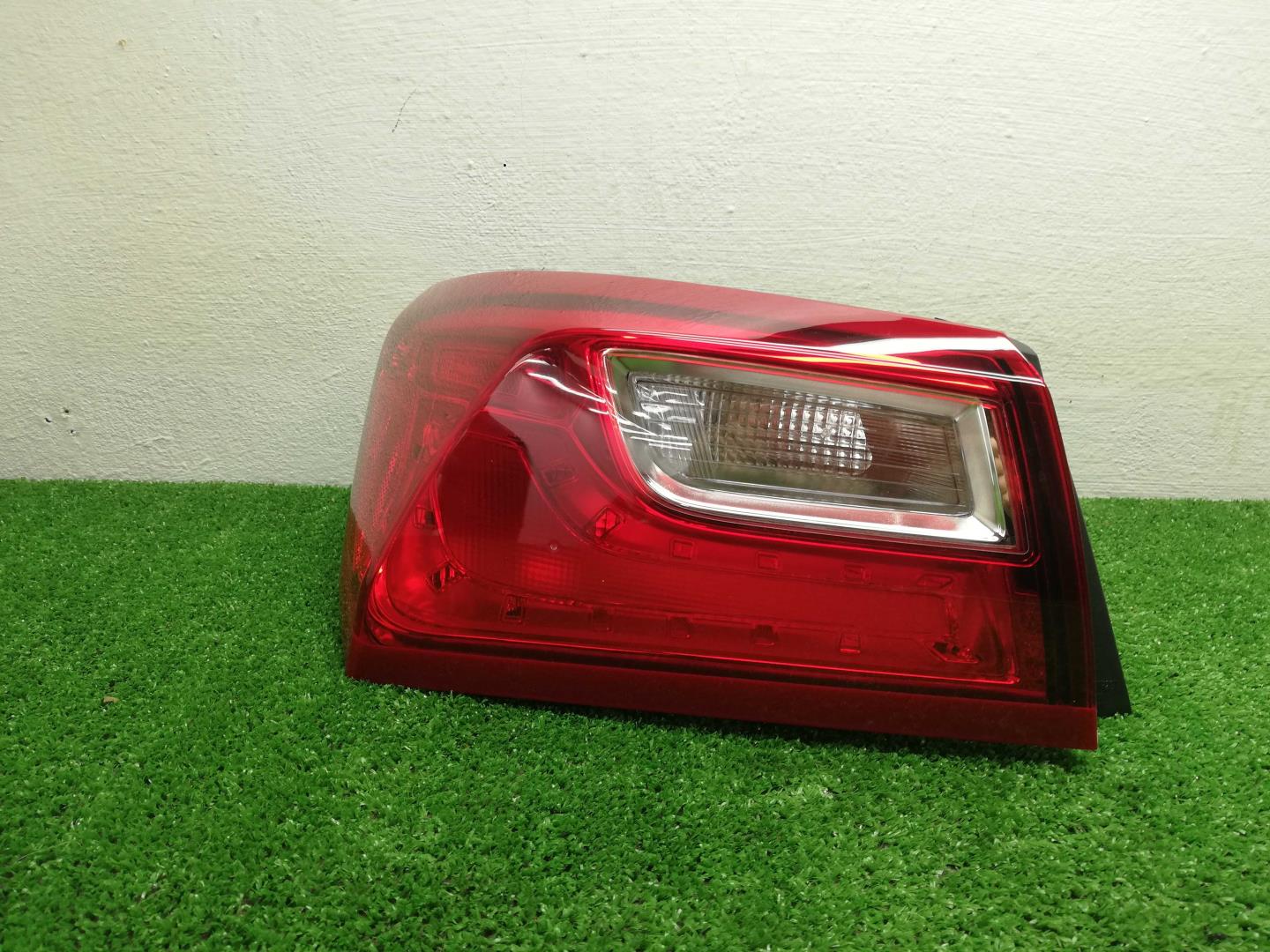 Фонарь задний наружный левый