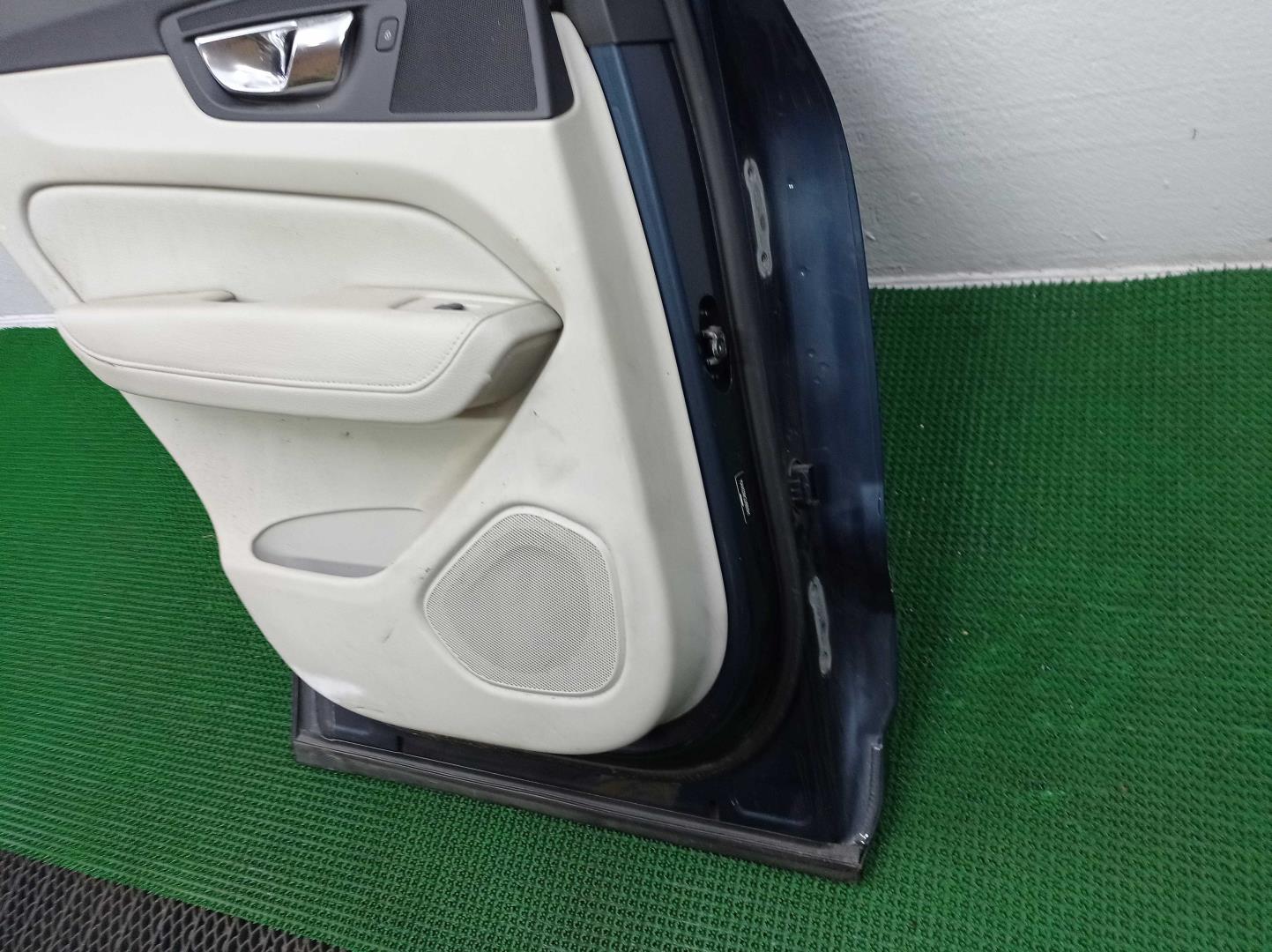 Стекло двери задней левой