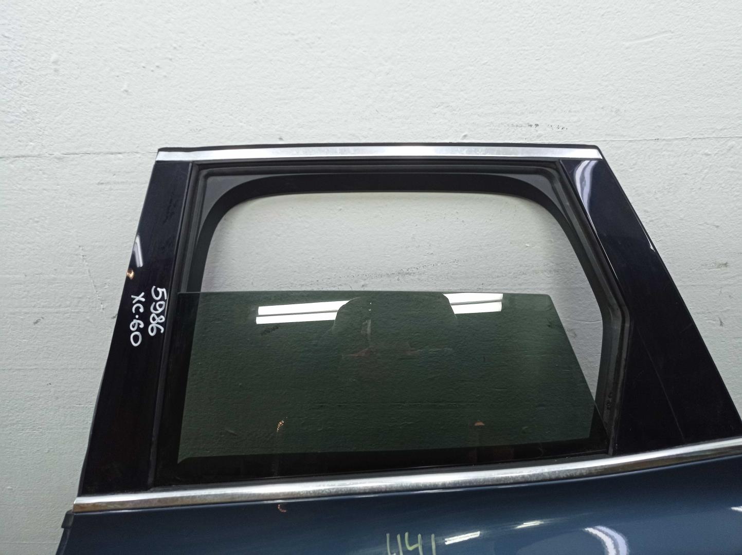 Стекло двери задней левой