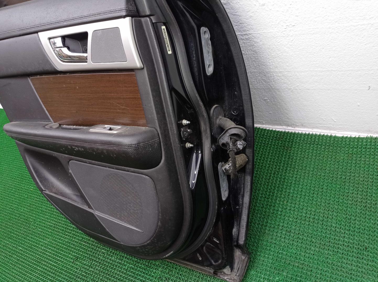 Стекло двери задней левой