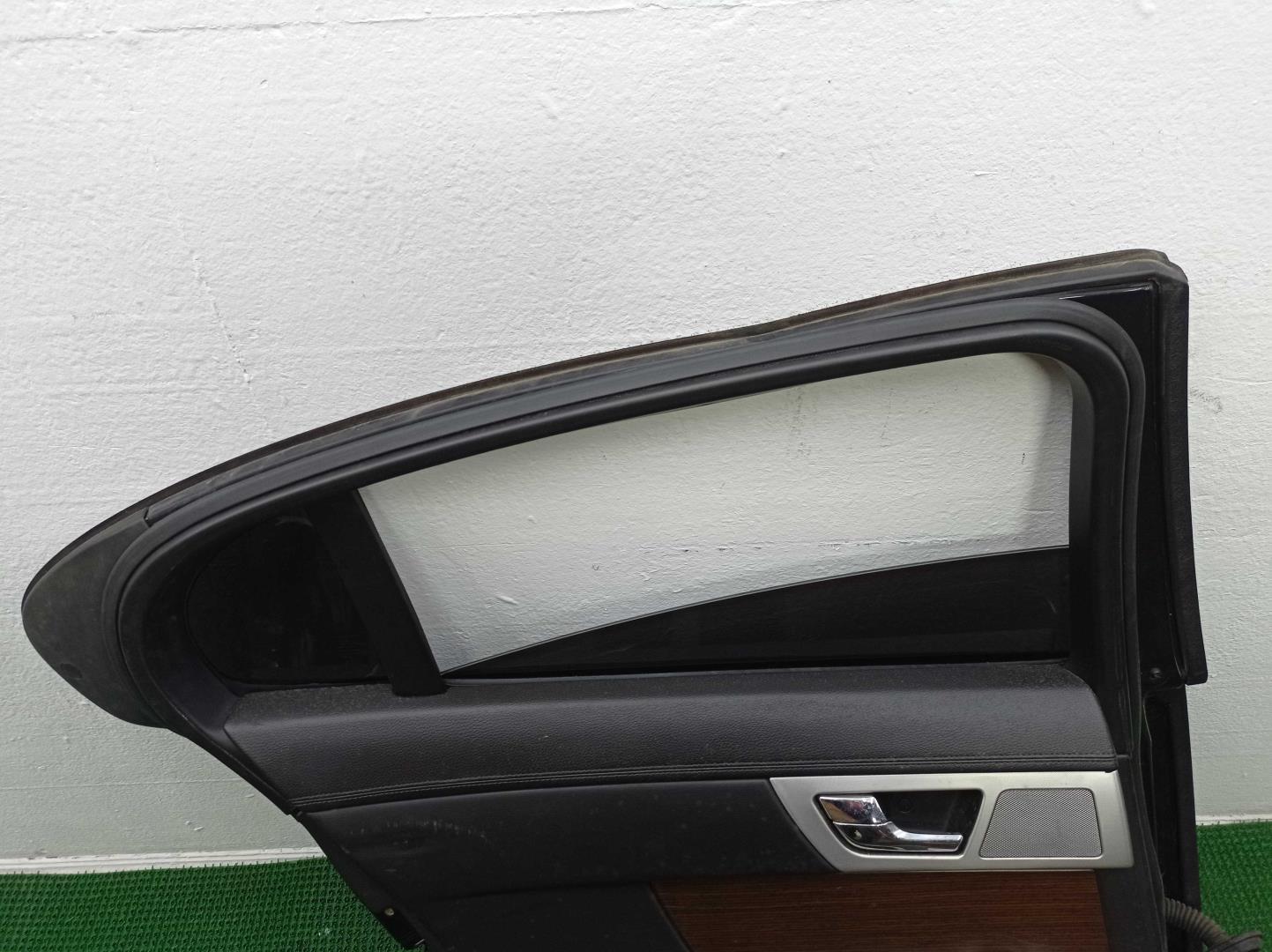 Стекло двери задней левой