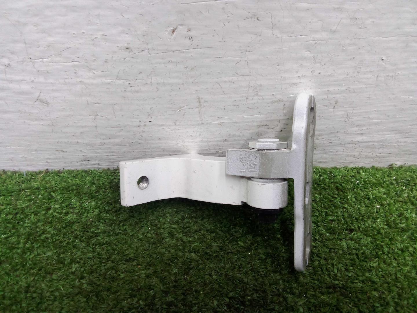 Петля двери