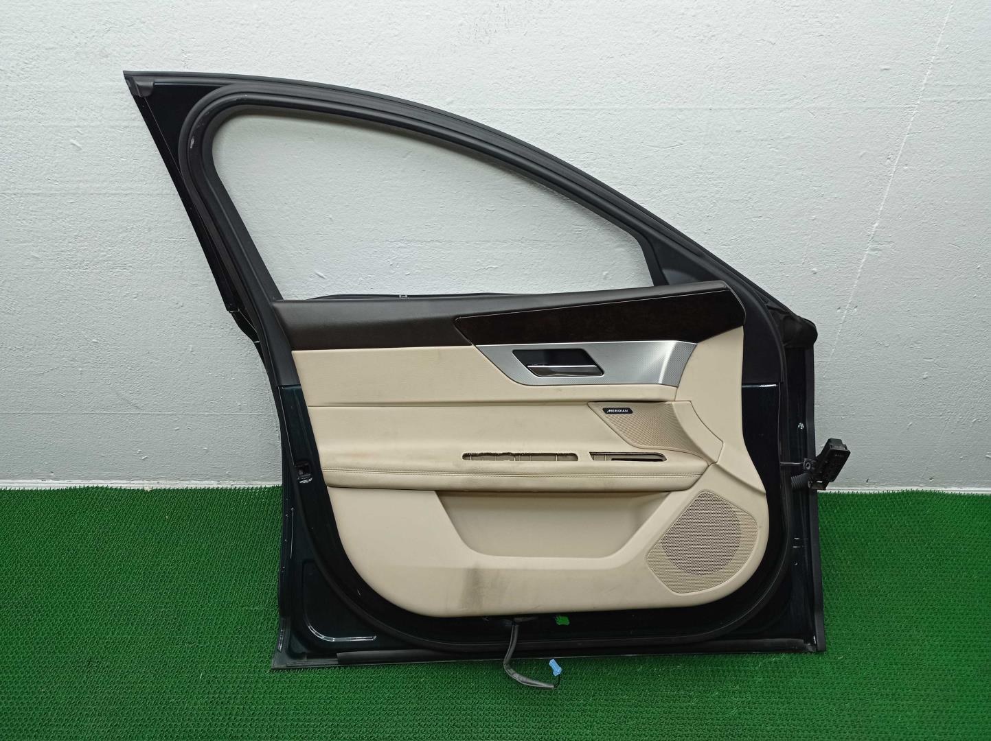 Ручка двери передней наружная левая