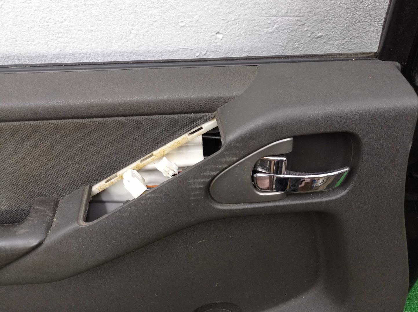 Стекло двери передней левой