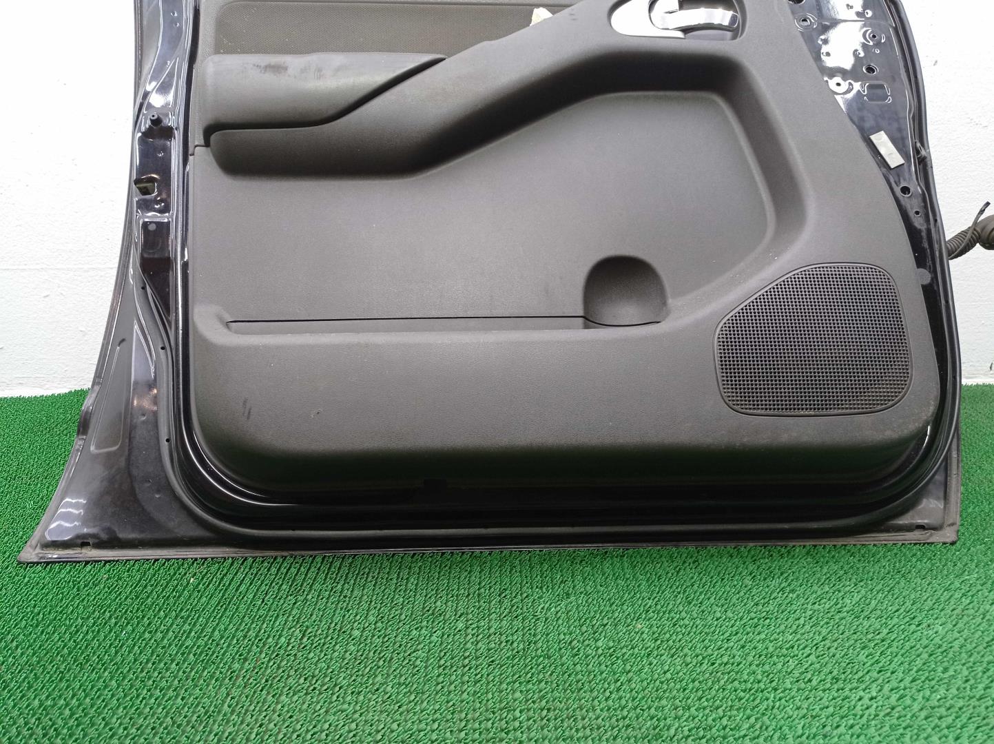 Стекло двери передней левой