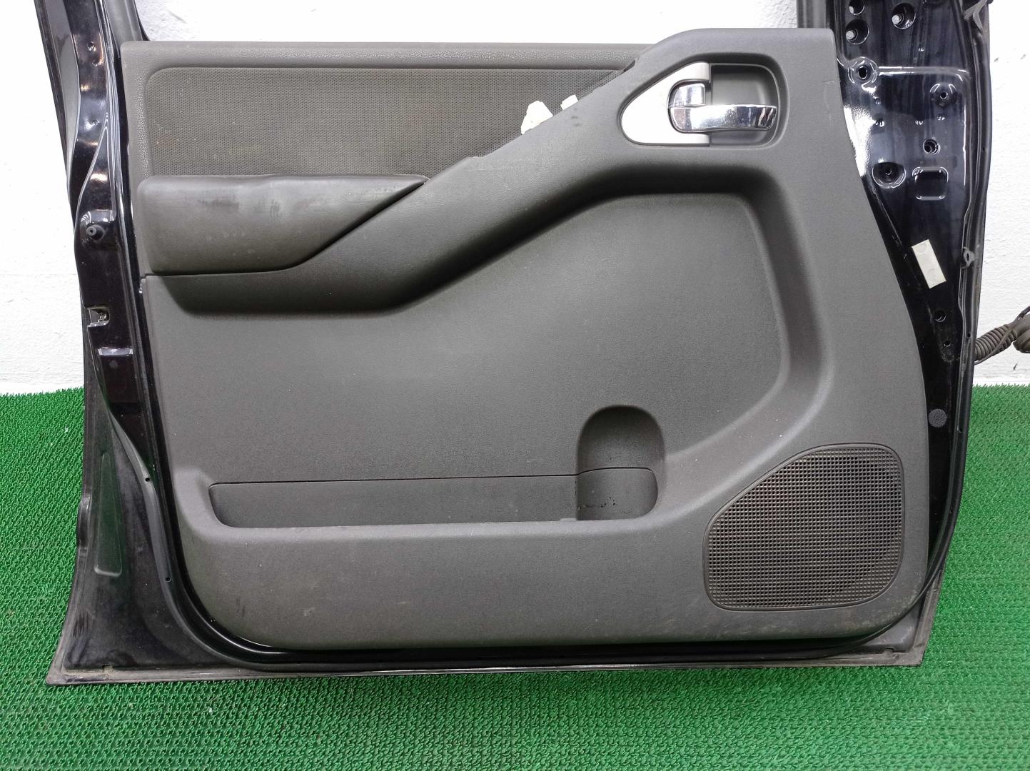 Стекло двери передней левой