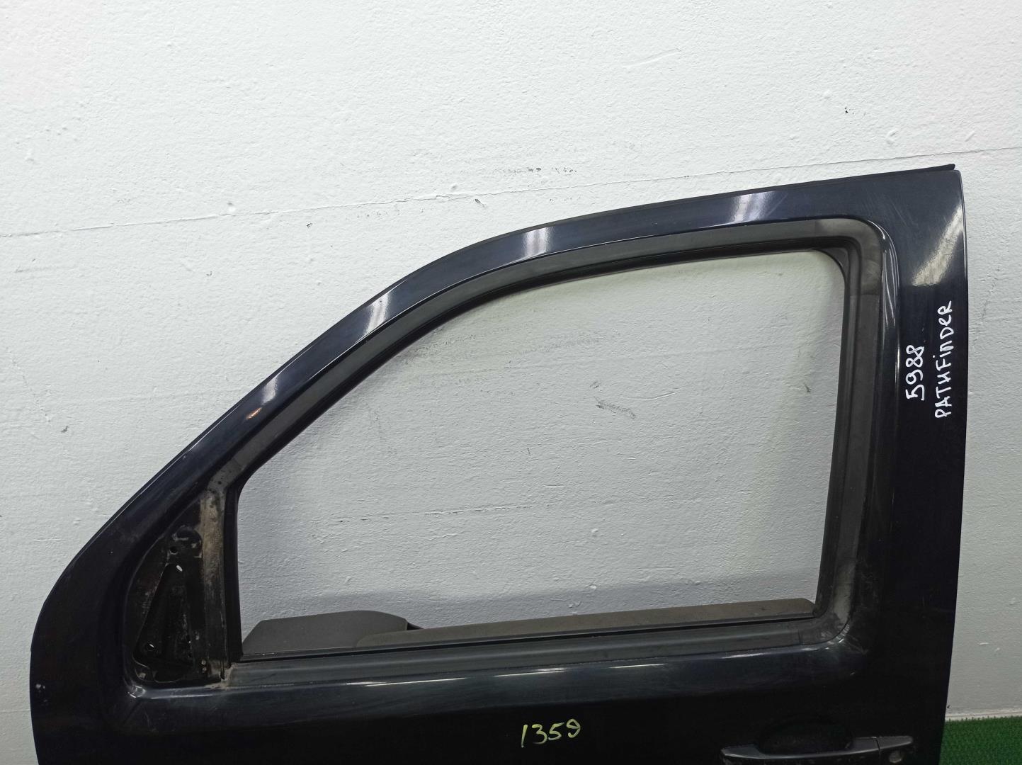 Стекло двери передней левой