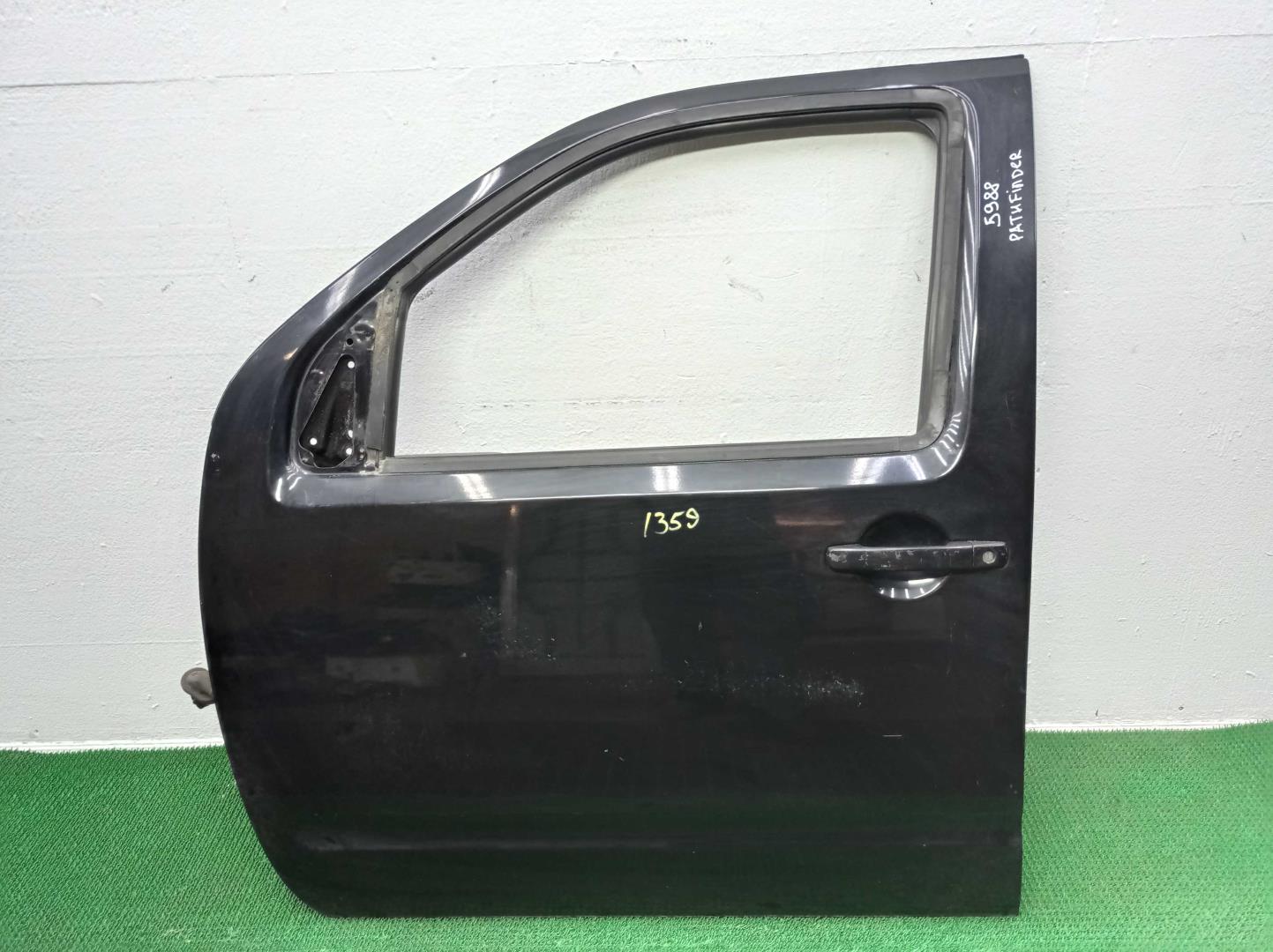 Стекло двери передней левой