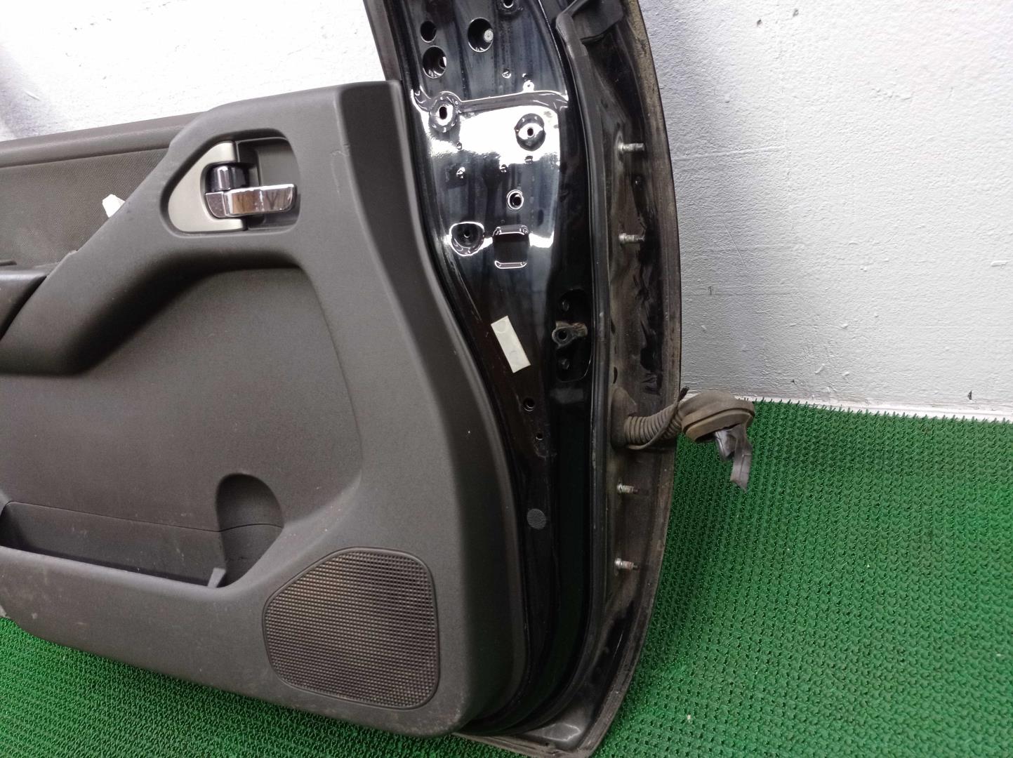 Стекло двери передней левой