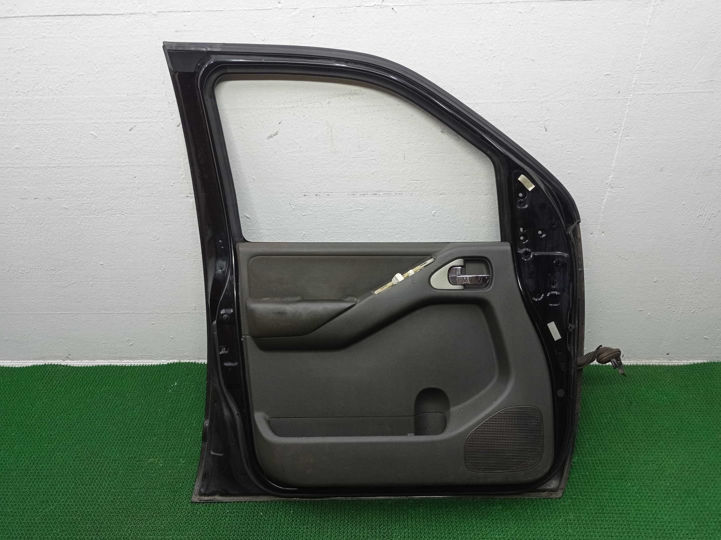 Стекло двери передней левой