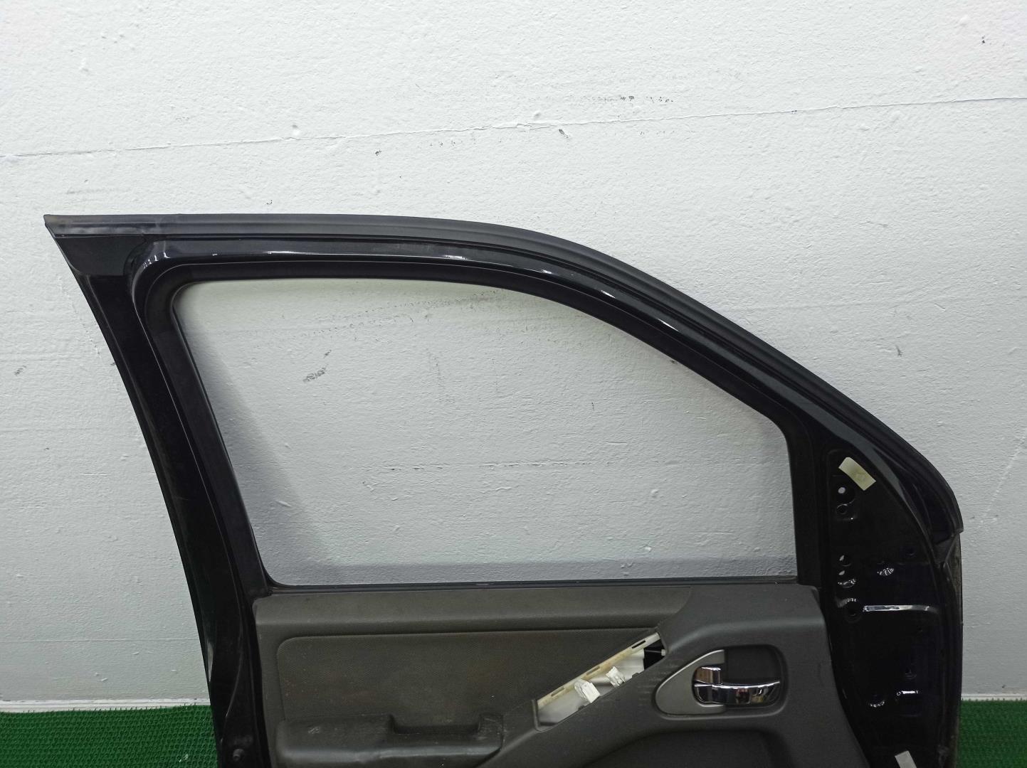 Стекло двери передней левой