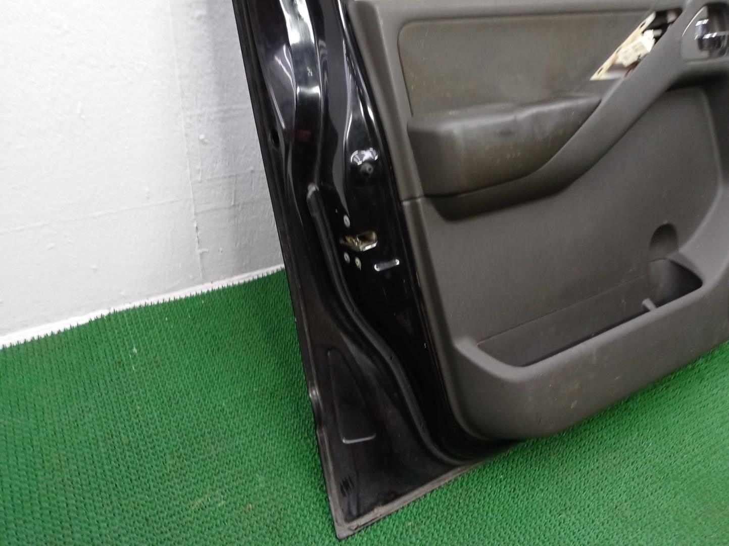 Стекло двери передней левой