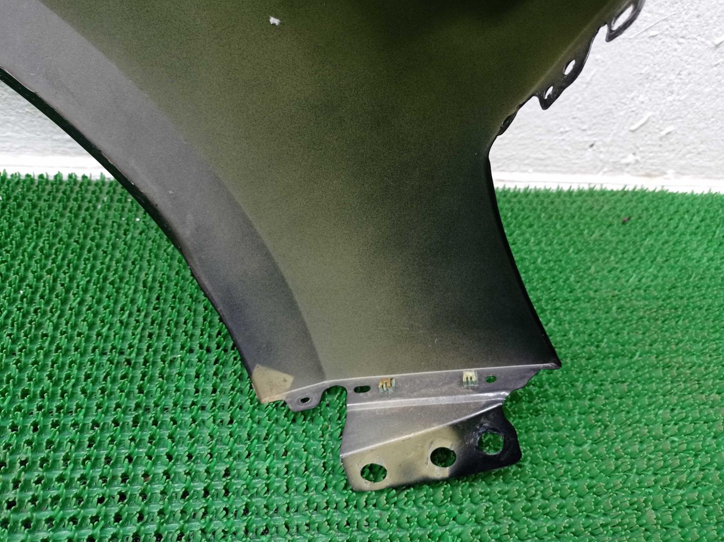 Крыло переднее левое