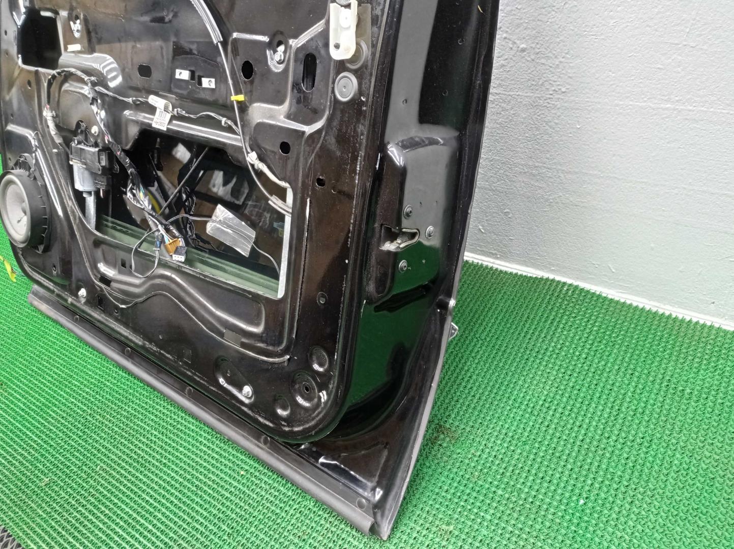 Замок двери передней правой