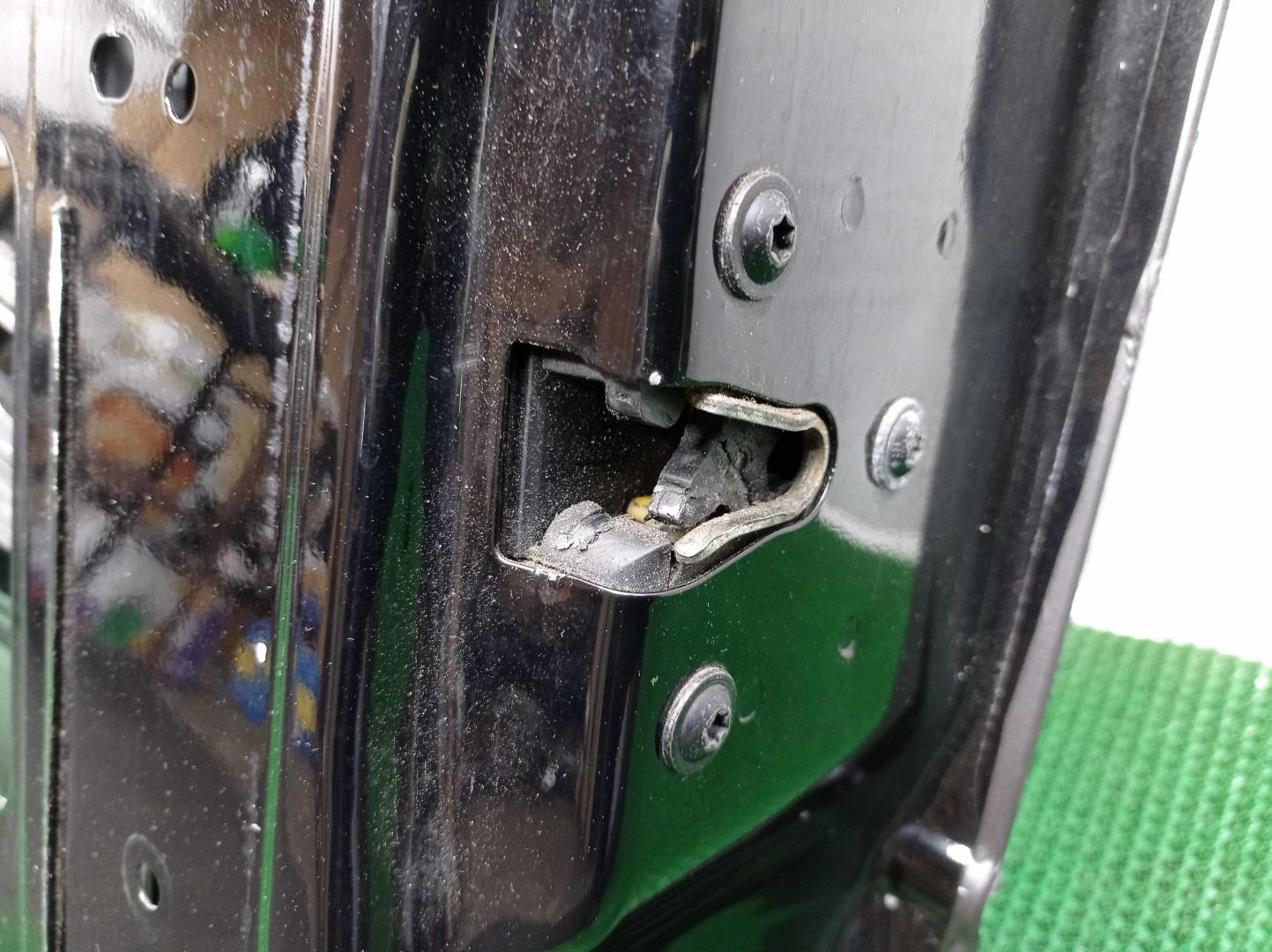 Замок двери передней правой