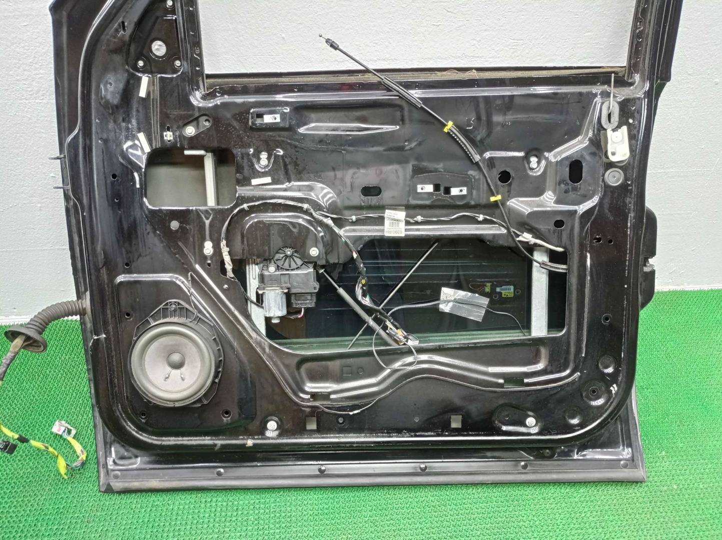 Замок двери передней правой