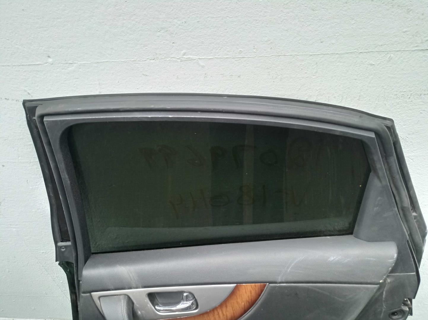 Стекло двери задней правой