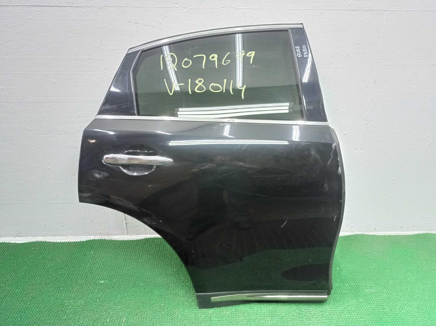 Стекло двери задней правой