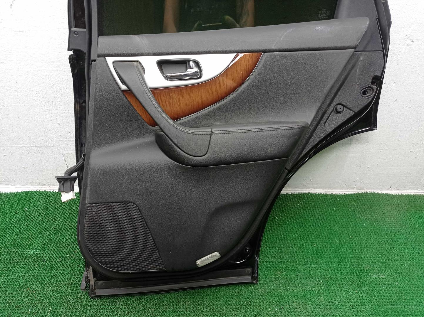 Стекло двери задней правой