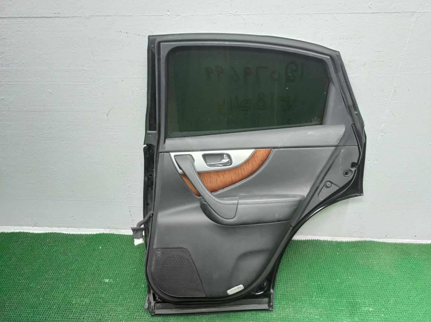 Стекло двери задней правой