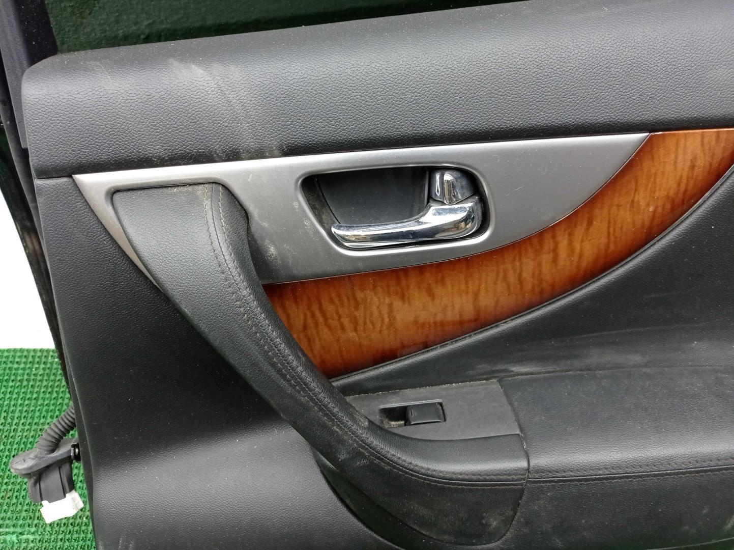 Стекло двери задней правой