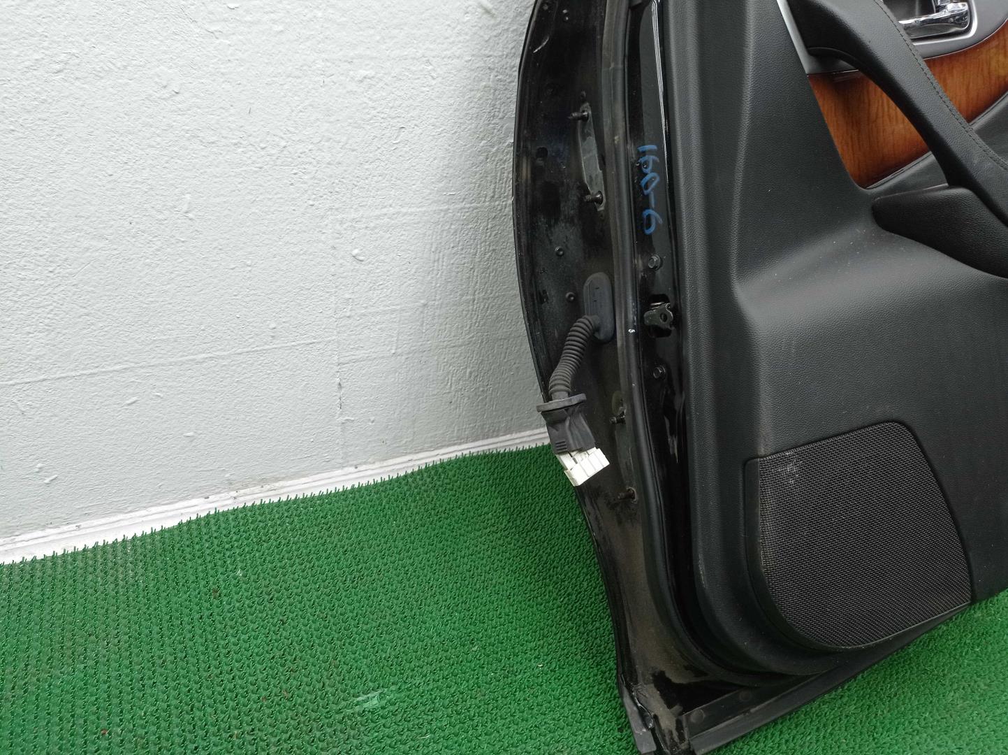 Стекло двери задней правой