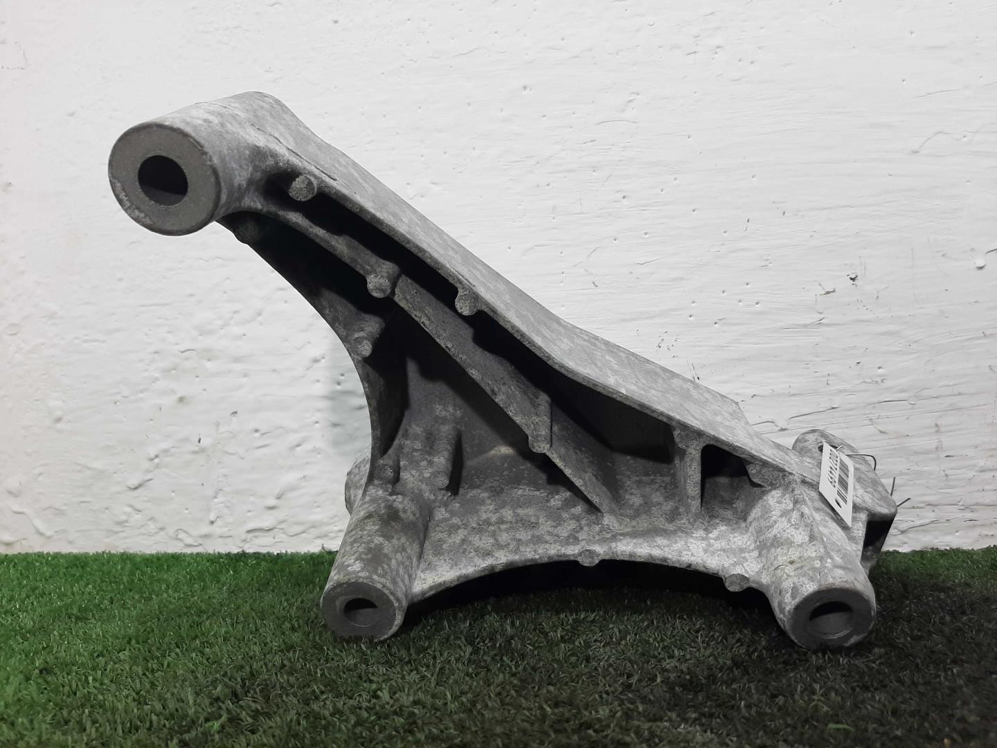 Кронштейн двигателя