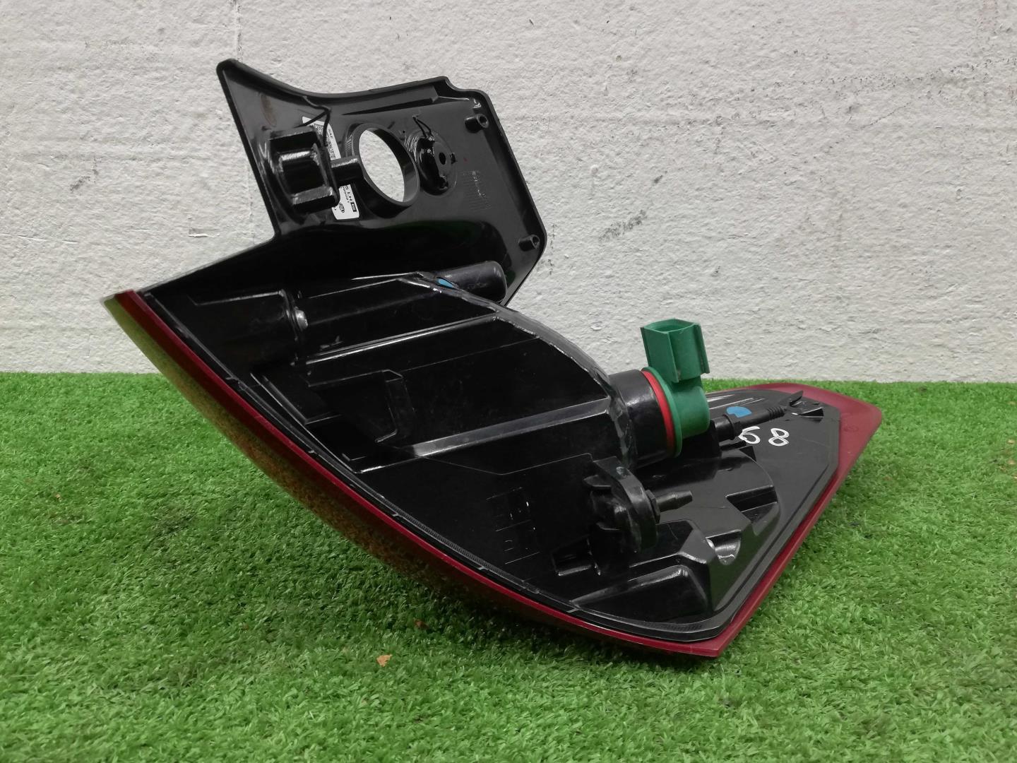 Фонарь задний наружный левый