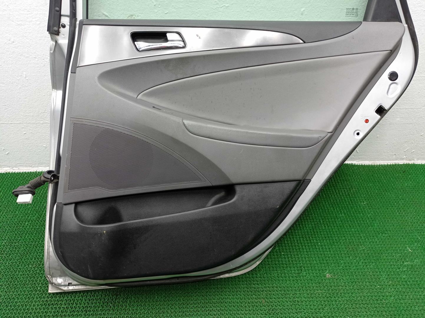 Стекло двери задней правой