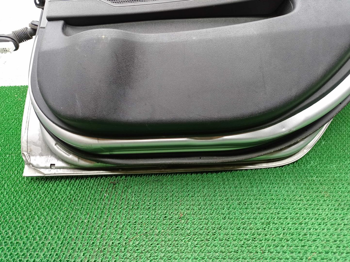 Стекло двери задней правой