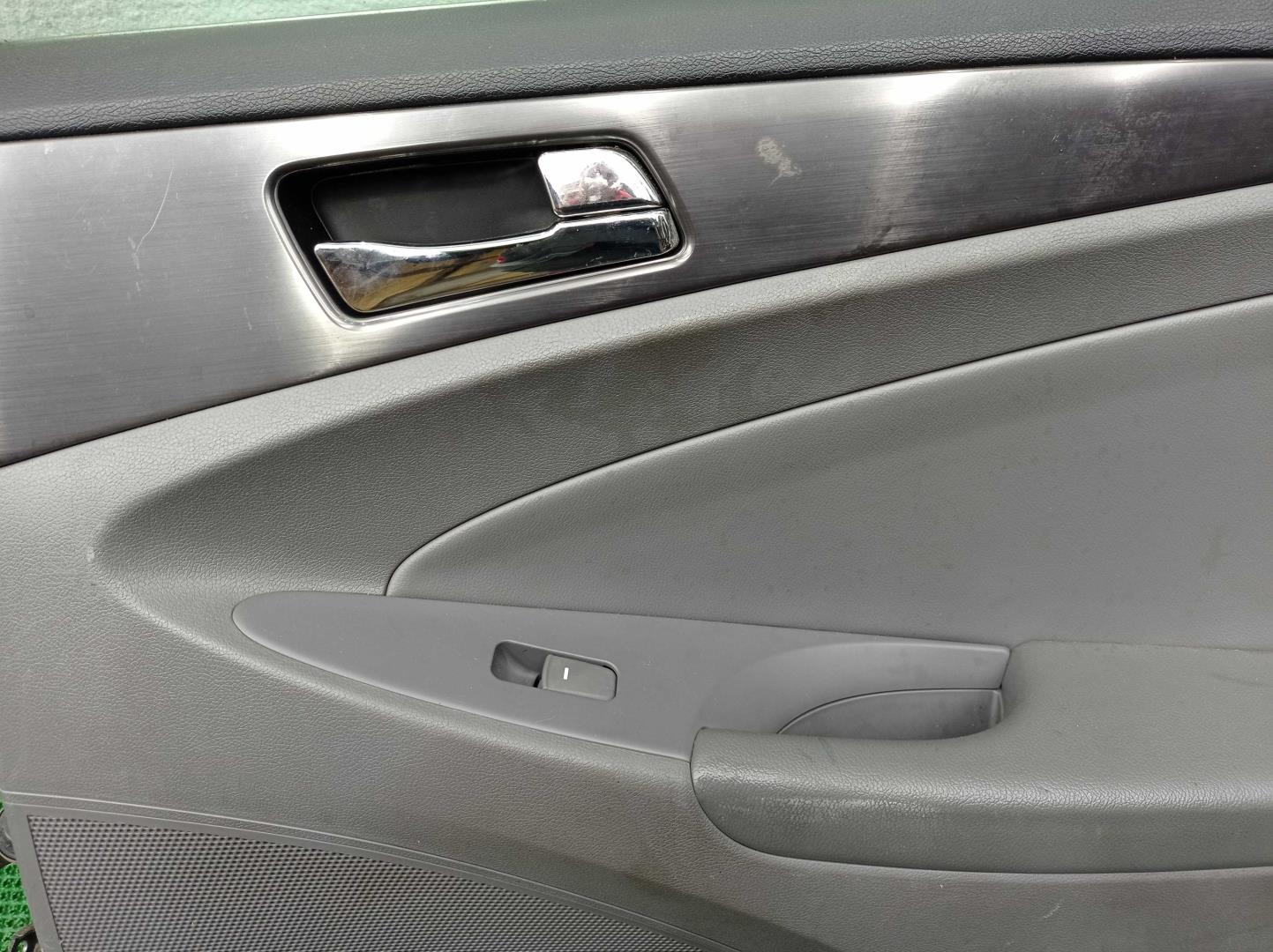 Стекло двери задней правой