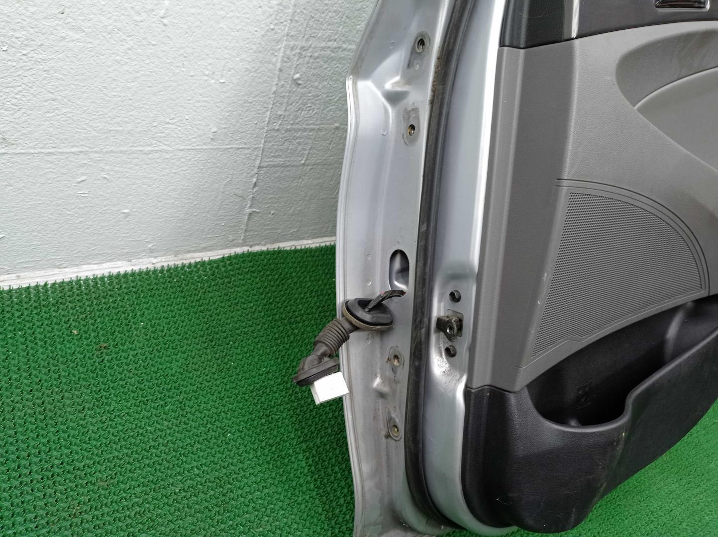 Стекло двери задней правой