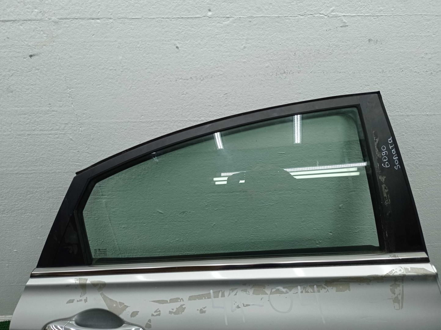 Стекло двери задней правой