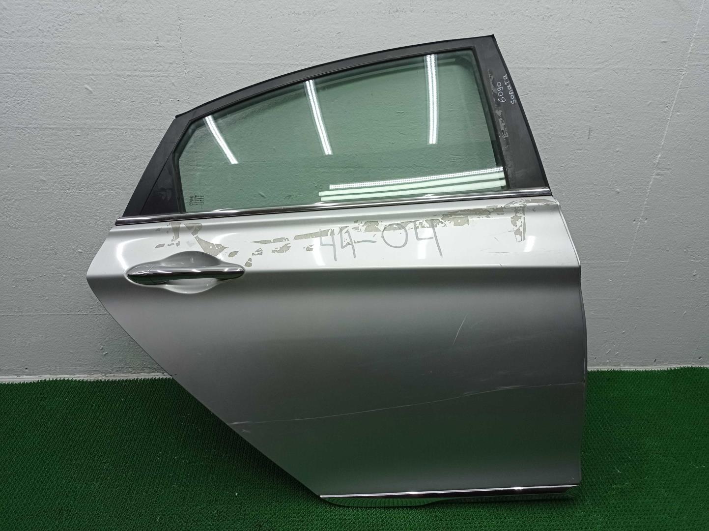 Стекло двери задней правой