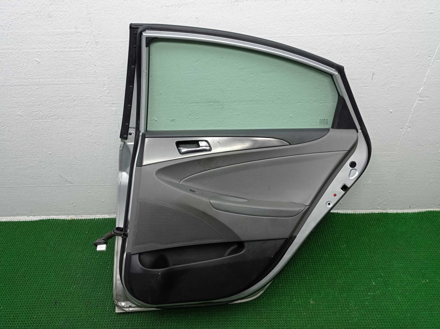 Стекло двери задней правой