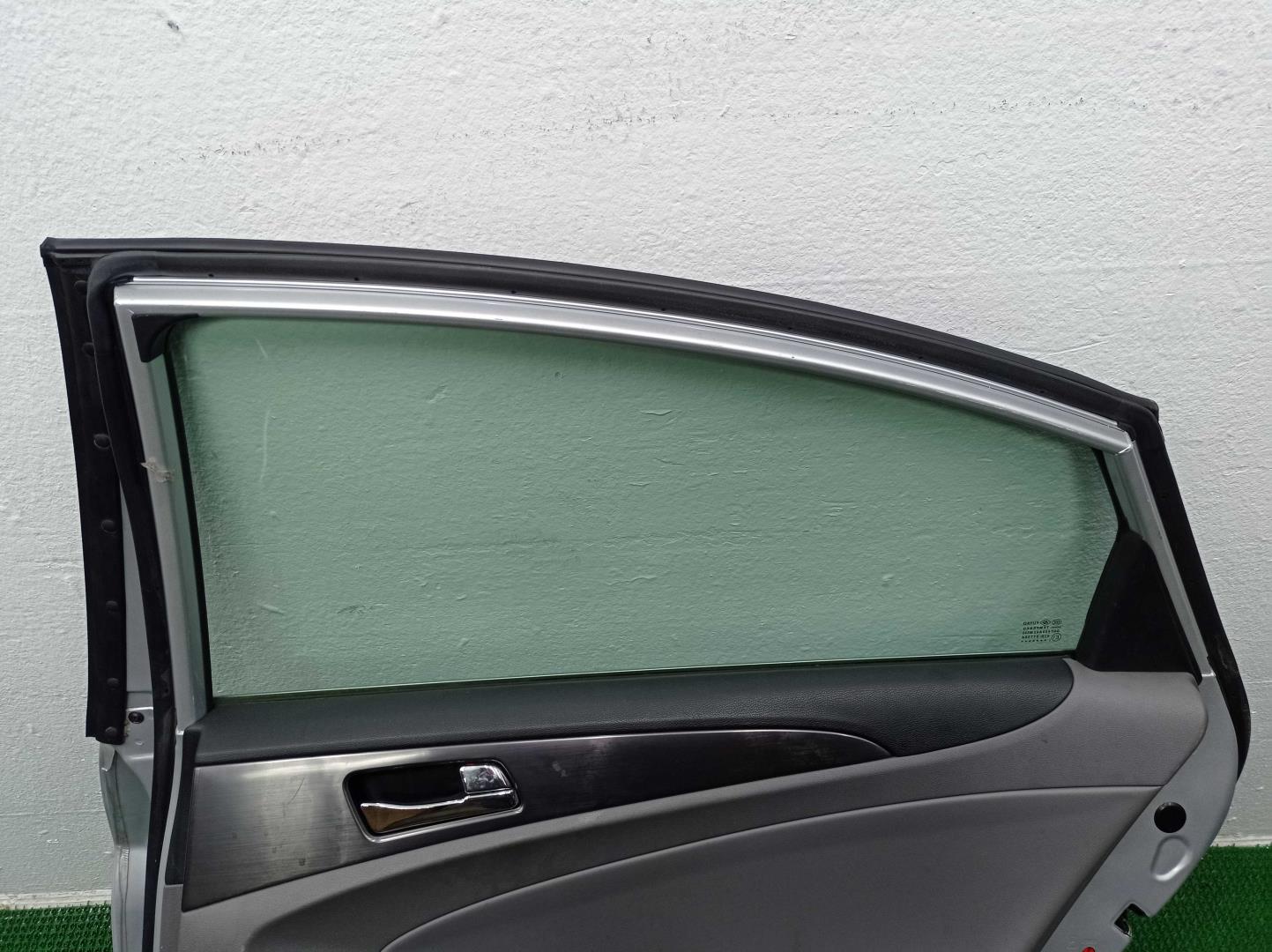 Стекло двери задней правой