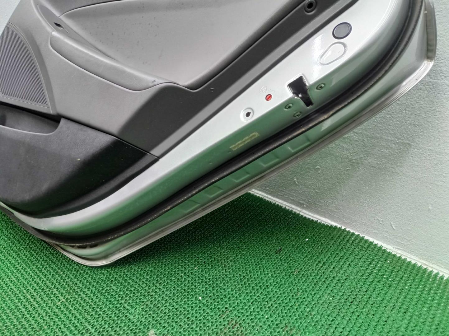 Стекло двери задней правой