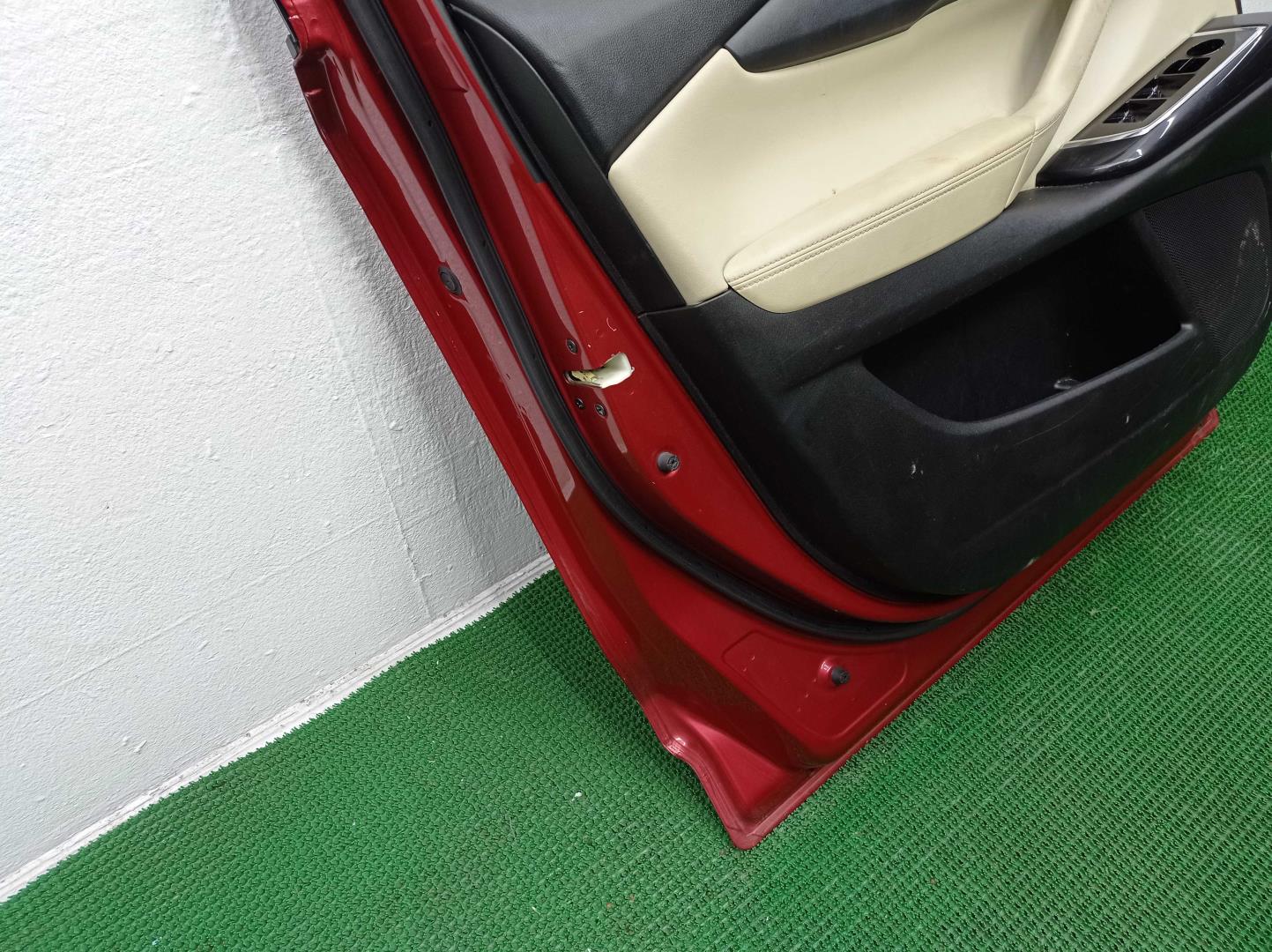 Замок двери передней левой