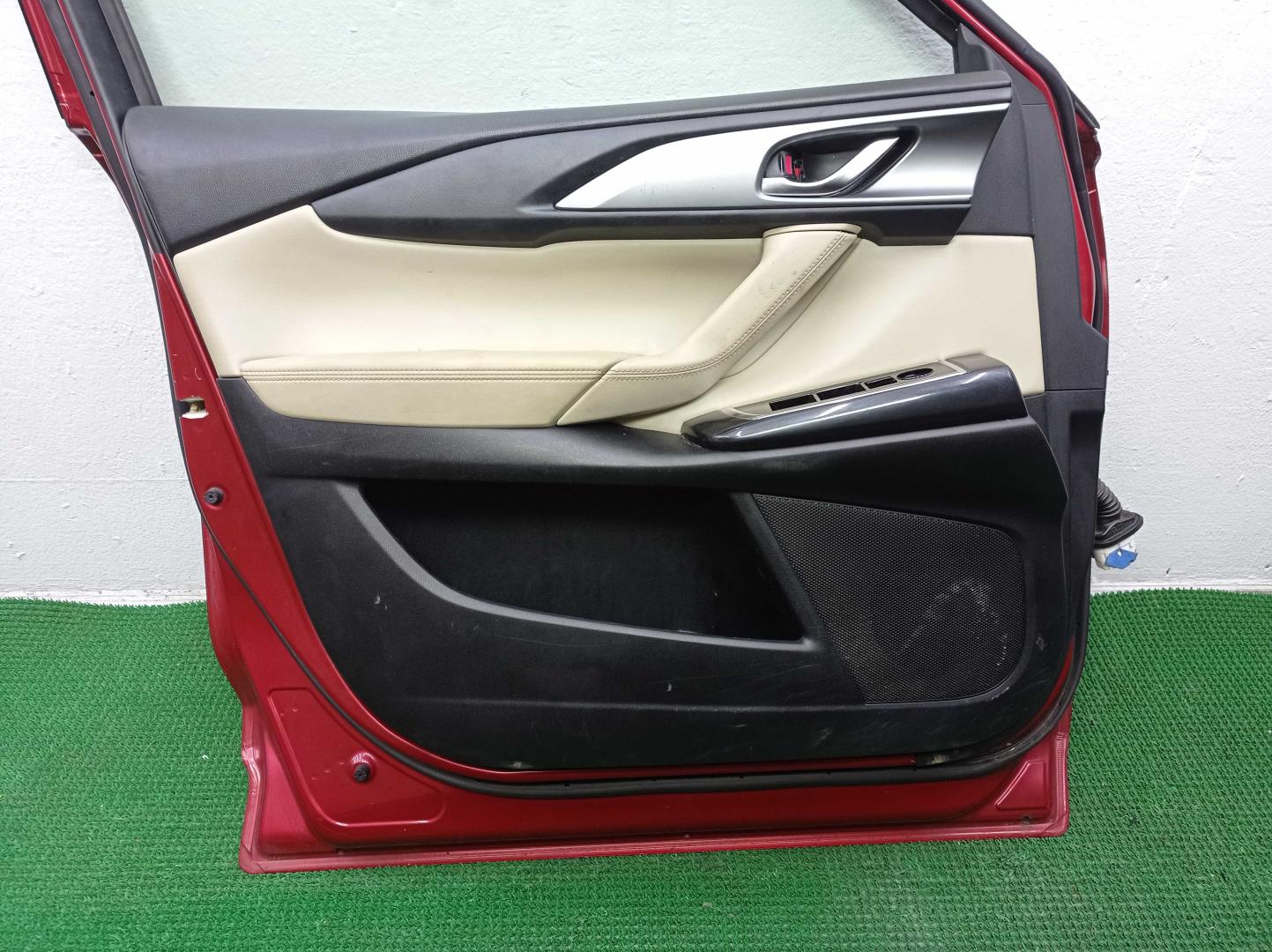 Замок двери передней левой