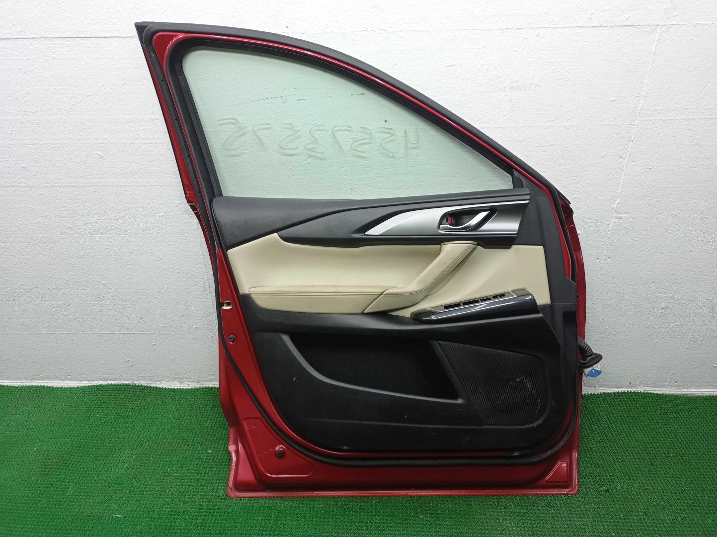 Замок двери передней левой