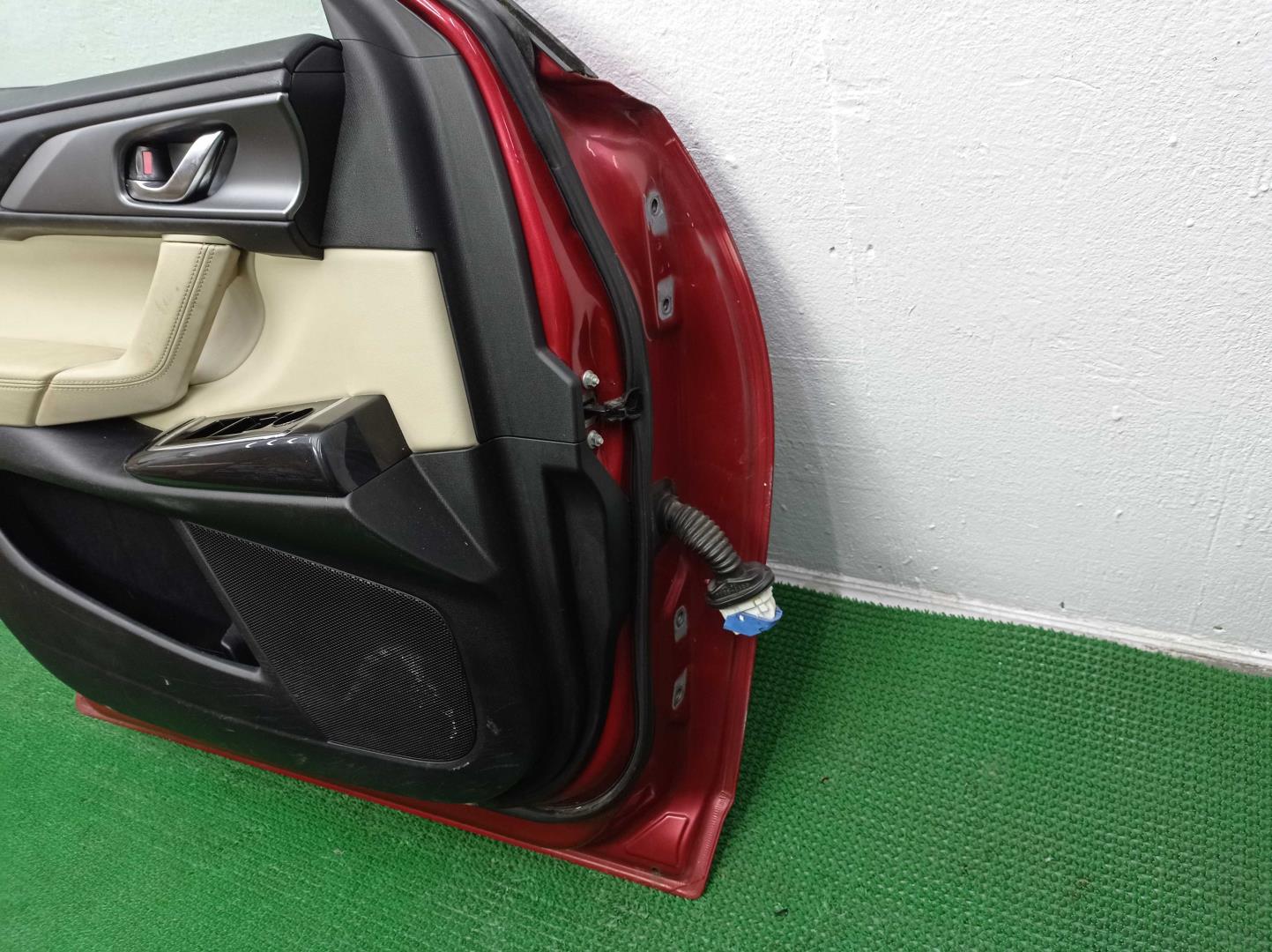 Замок двери передней левой