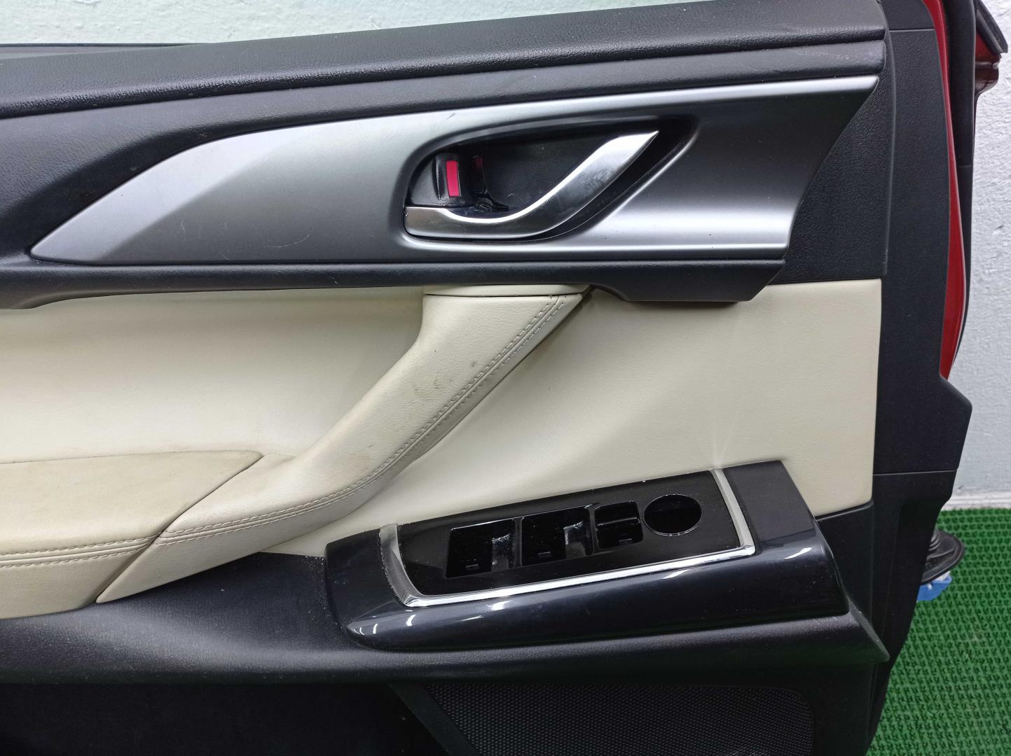 Замок двери передней левой