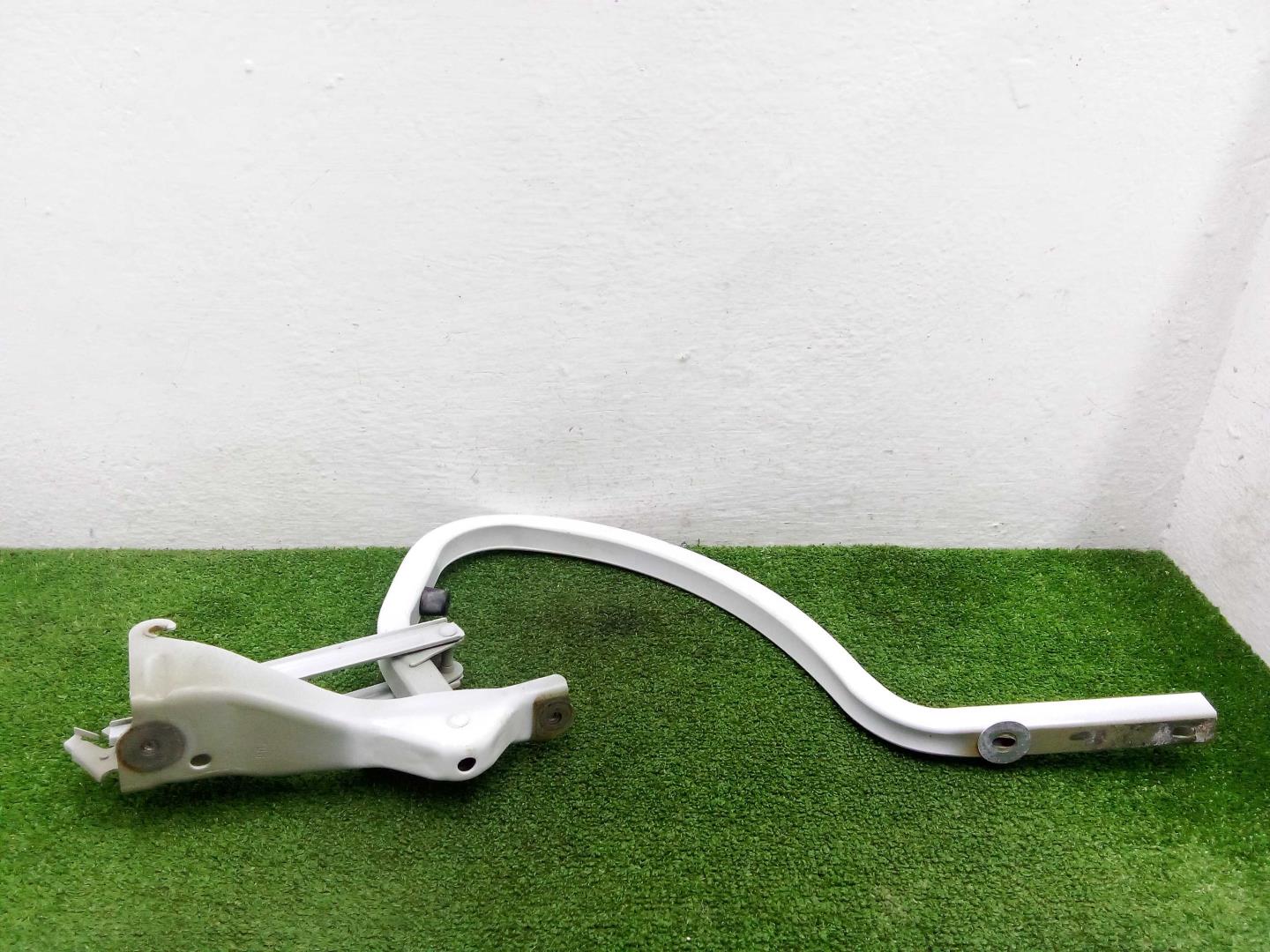 Петля крышки багажника