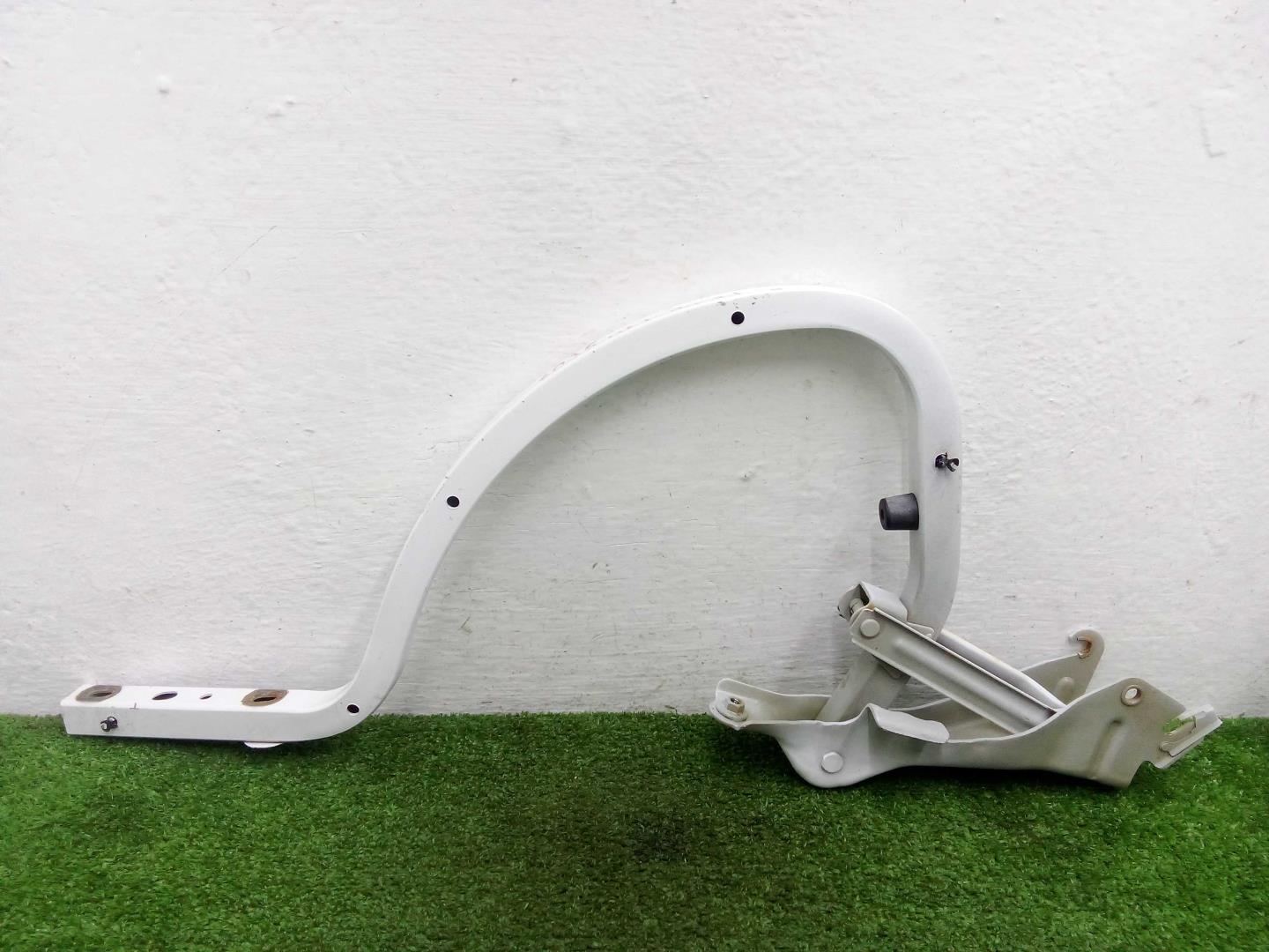 Петля крышки багажника