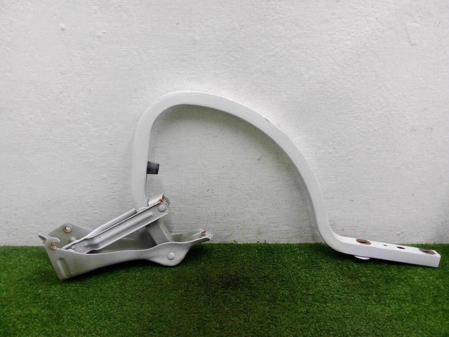 Петля крышки багажника