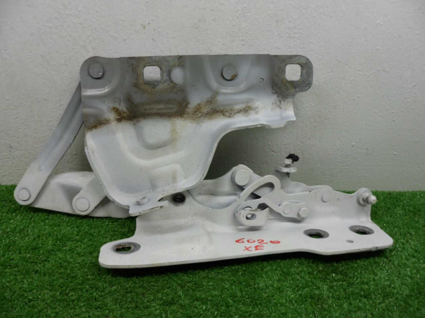 Петля капота правая