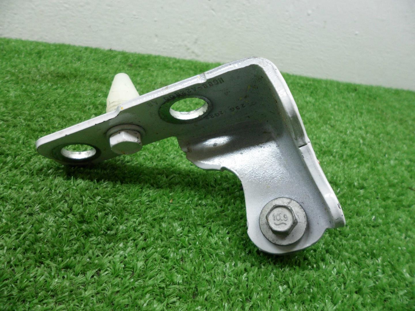 Петля двери передней