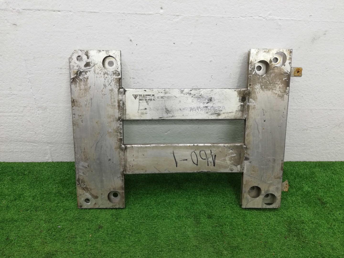 Кронштейн передней балки