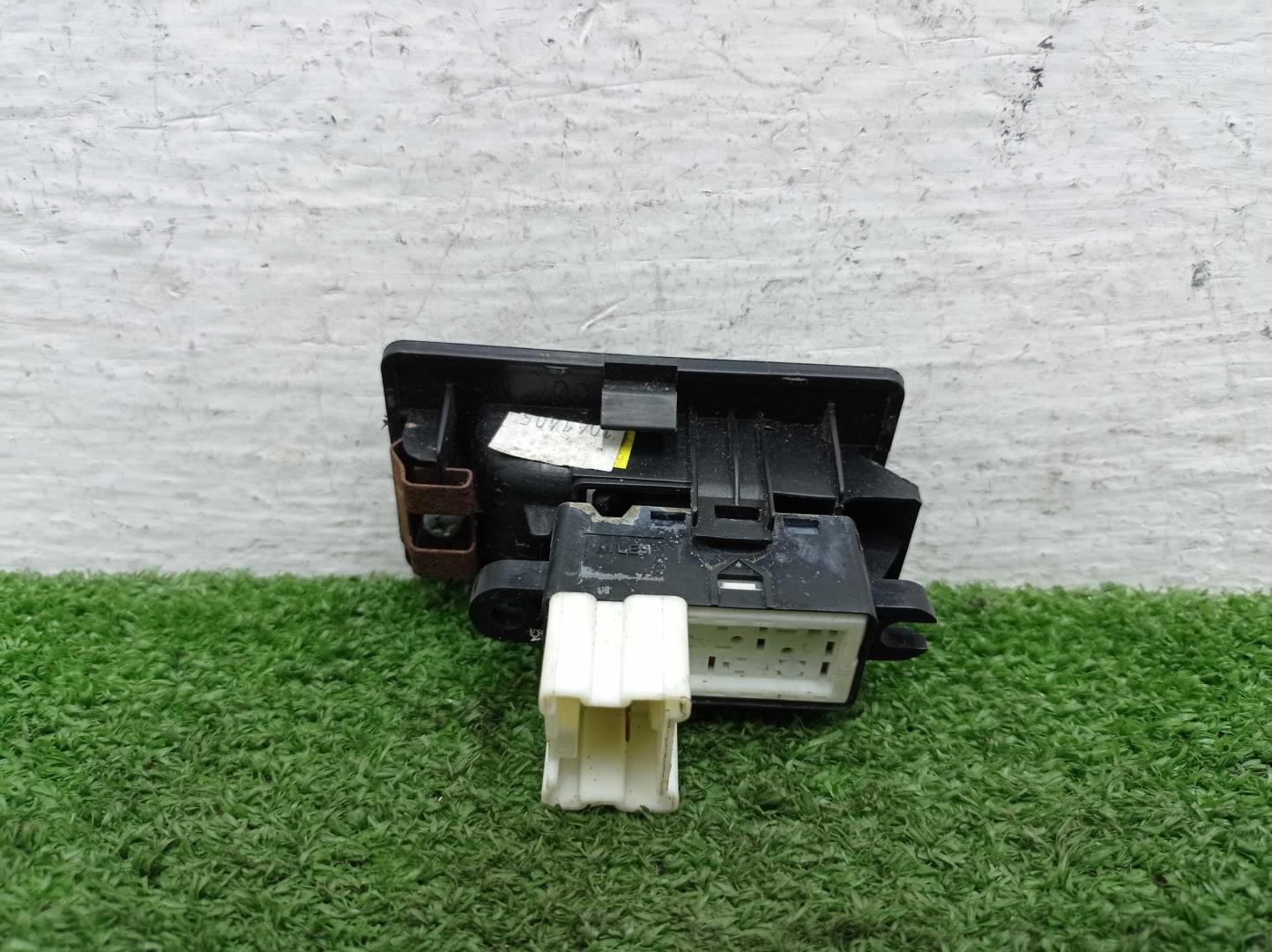 Кнопка стеклоподъемника