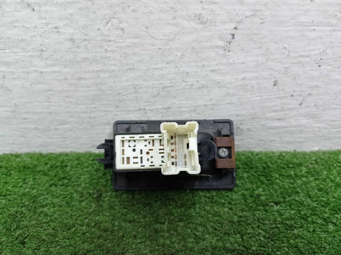 Кнопка стеклоподъемника